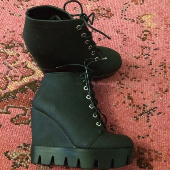 BAMBOO Shoes - Black boots.